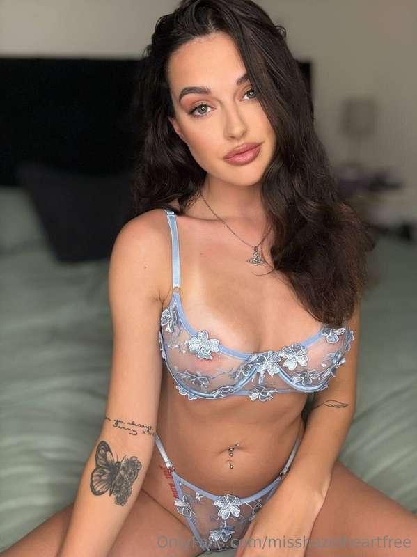 Have you seen my British friend @kyliereed? She is petite, h..