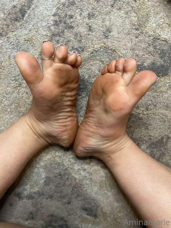 Y’all know I never have this kinda dirty feet lol my dog ran..