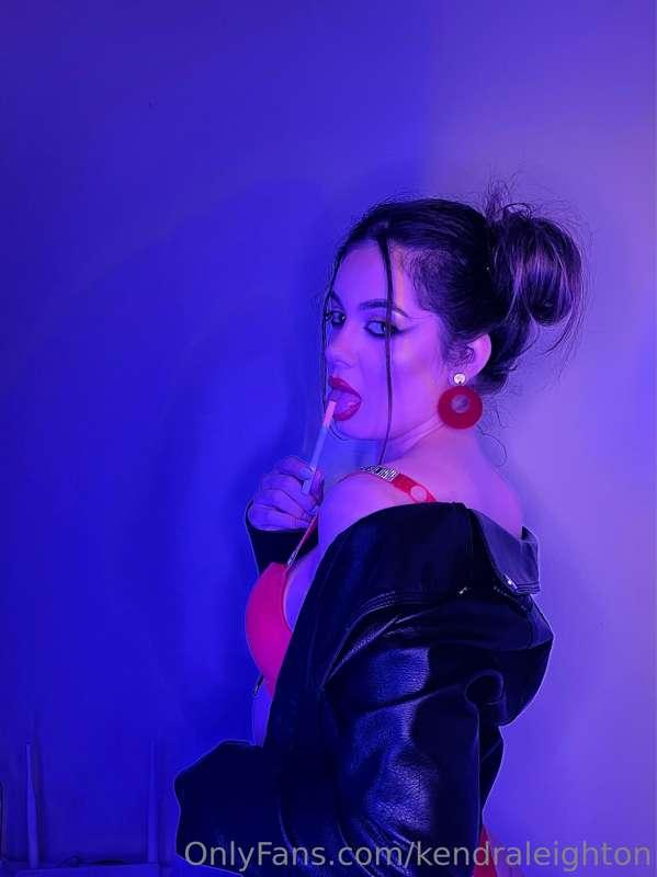 I’m licking my cigarette before using it 😈🔥