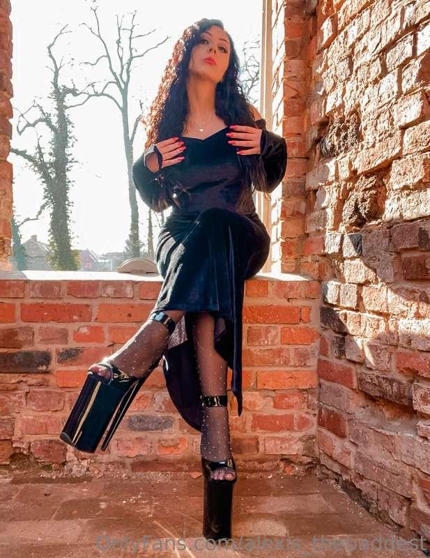 Your place is on the ground 😈 Worship my extreme heels and k..