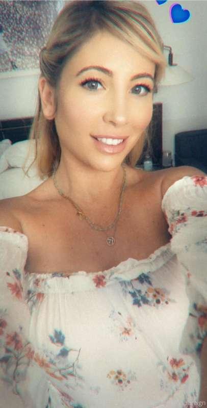 I am lonely ---- come chat with me loves 😋😋