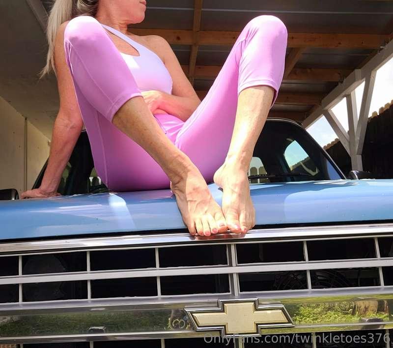 Have a wonderful hump day #humpday #85C10 #sexyfeet #lovetor..