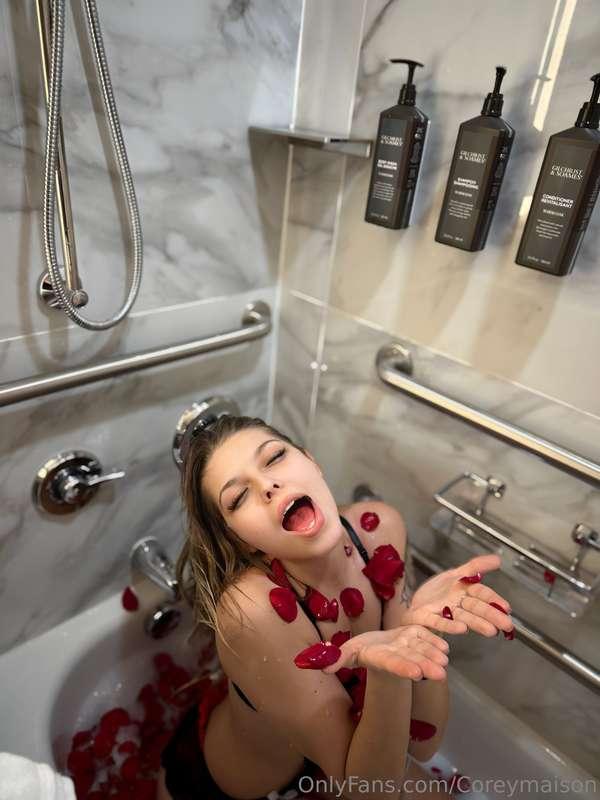 Rub-a-dub, feeling fabulous in the tub! 💦