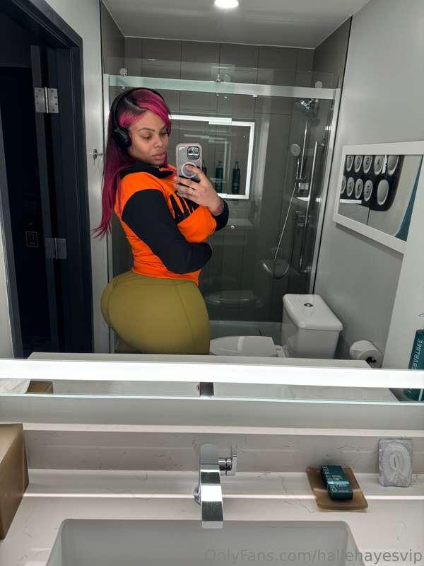 would you bang me right here?🥰