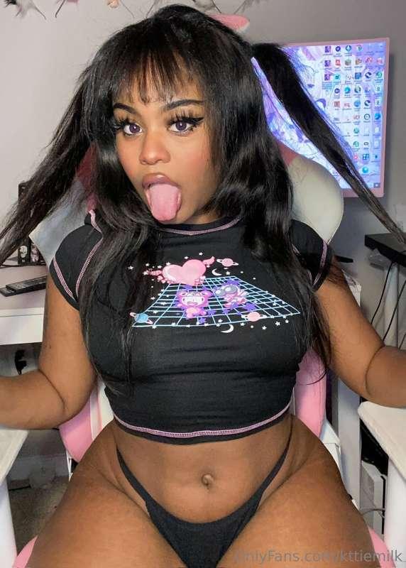 feelin a lil thirsty tehehe 🤭🩷🍆💦  lets play over in the DM's..