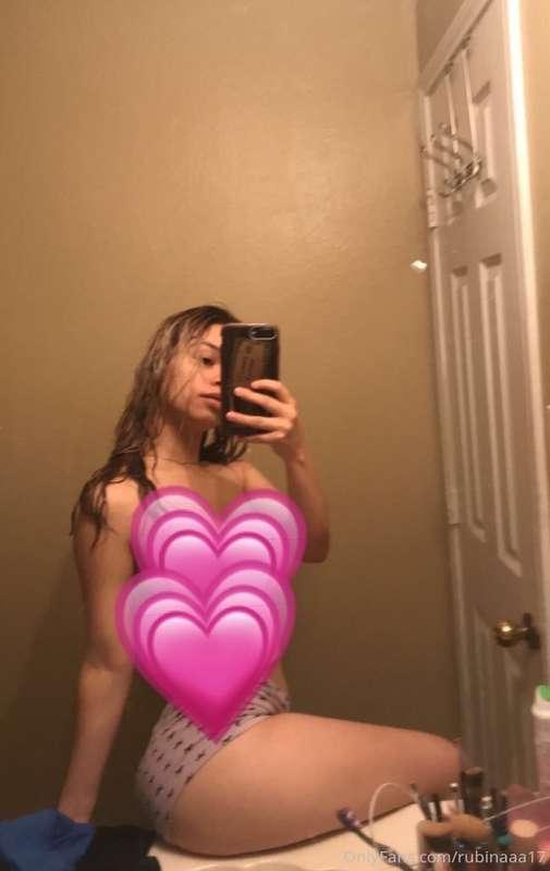 Who wants the full pic? Message me ☺️☺️