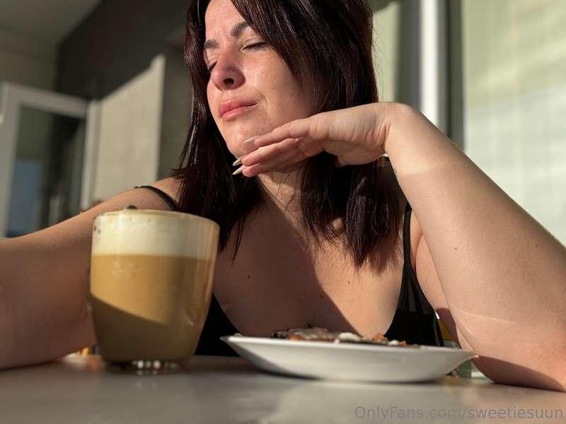Coffee, the sun and me 🥰 could your morning be better? 😋