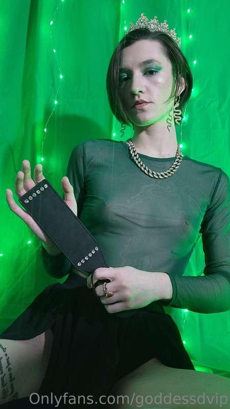 Green, the color of envy and money 💰 
Finsubs start sending ..