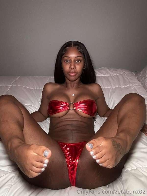 Feet in your mouth and pussy on your cock? 🤔
