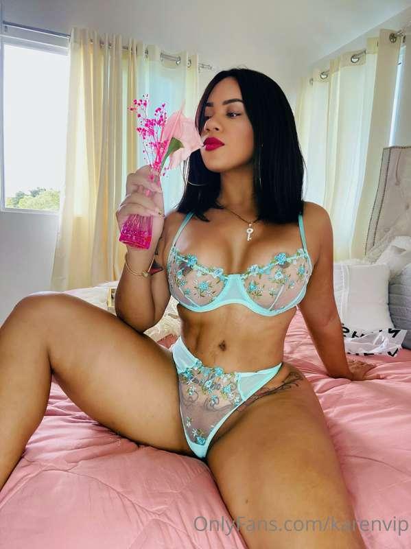 # mmm this flower smells delicious 🌺 but my pussy smells bet..