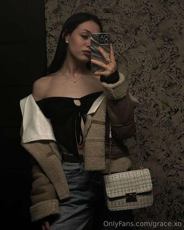 Can you tell me who I am in the picture? 🌹Look at the photo ..