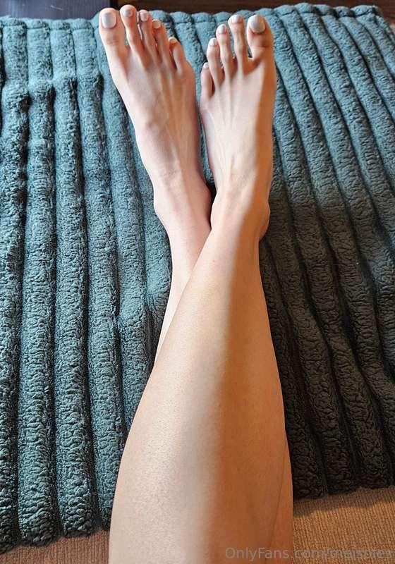 Who loves my long toes?