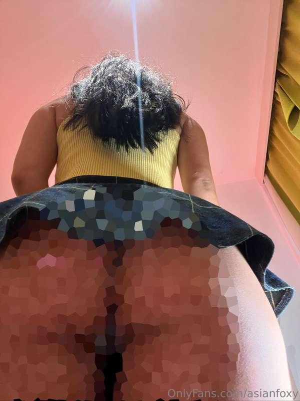 Who loves cute mini skirts, high heels, toned legs and bubbl..
