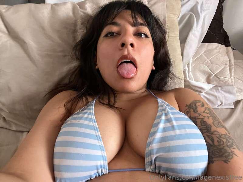 Do you like the way my bikini looks? 👀
