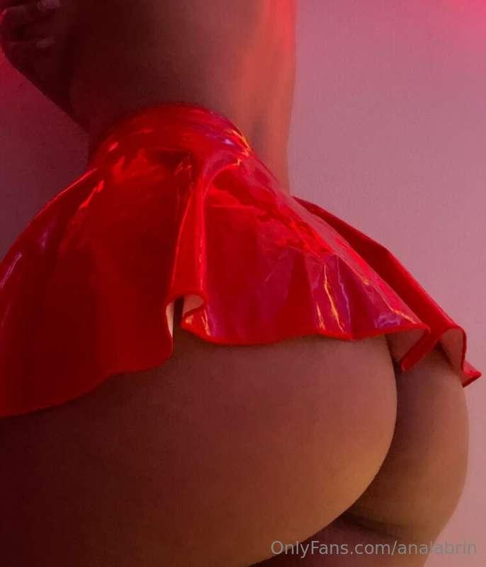 Booty so big for short skirts 🤭