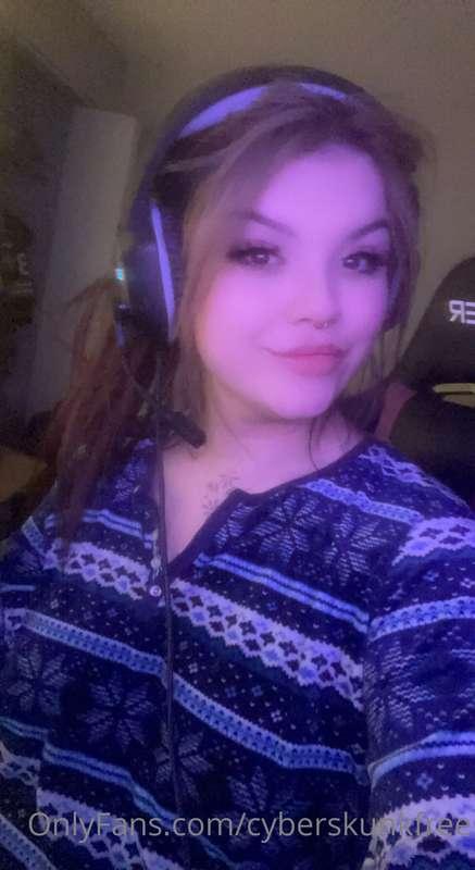 sims 4 n chill? 😇