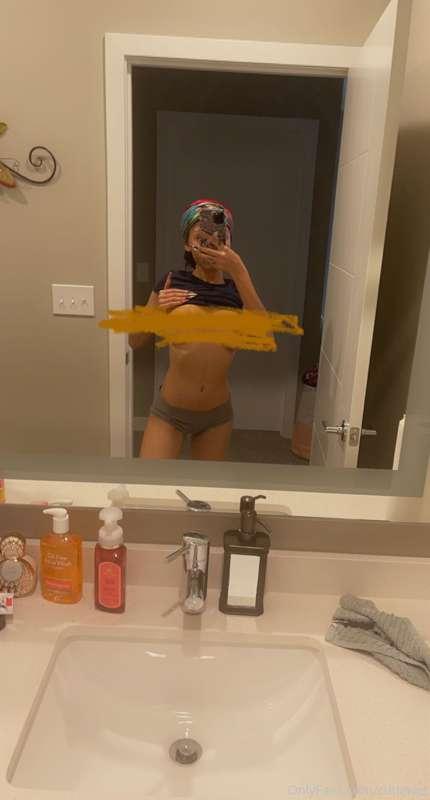 mirror pics in underwear • feet pics 🧘🏽‍♀️