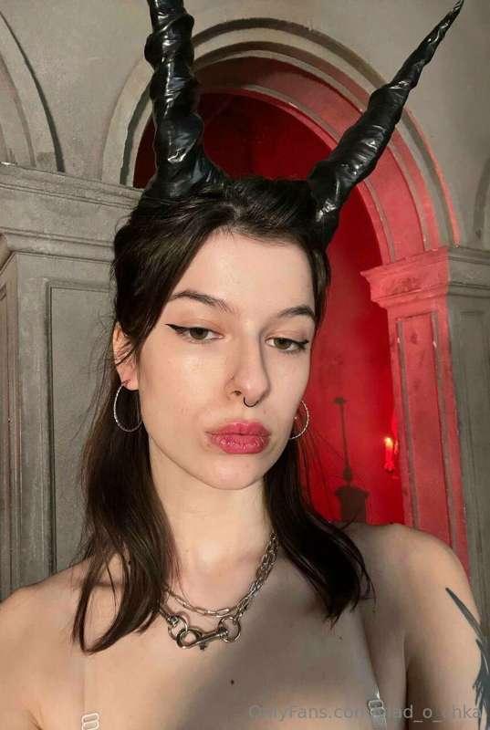 Trying on my Halloween costume😍..can you guess who im gonna ..