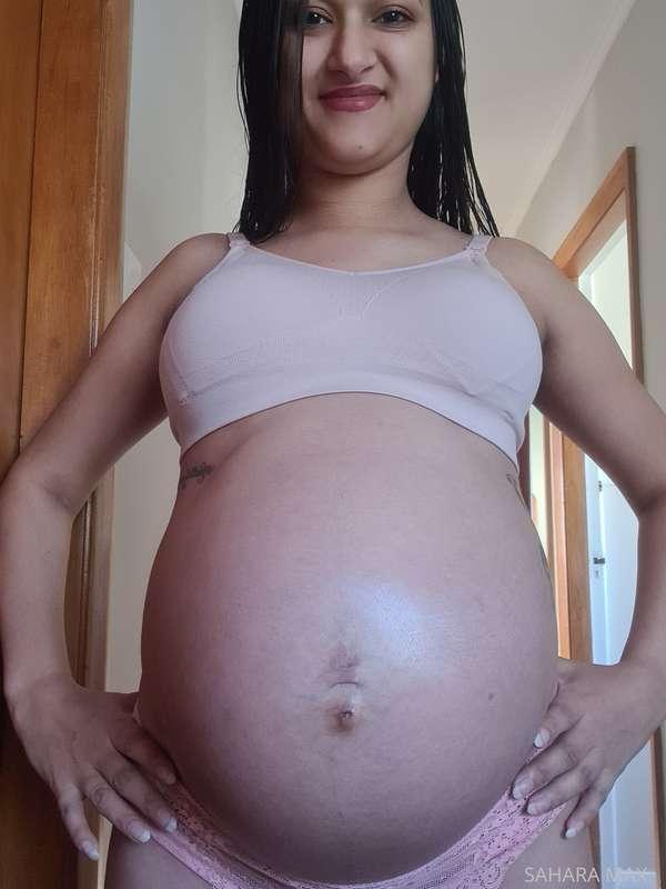 Checkout how round and shiny my belly is!! ❤ I'm inlove with..