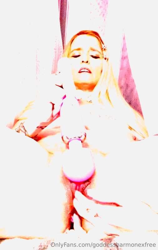 Get up close and personal with me as I use my vibrator to ma..