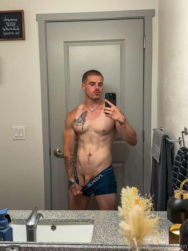 Woke up horny today😉