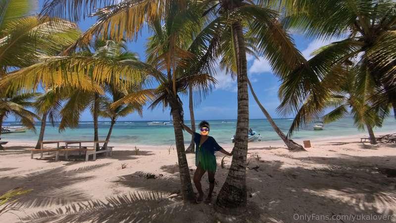 🏖️Enjoying this beach, the sun caressing my skin and thinkin..