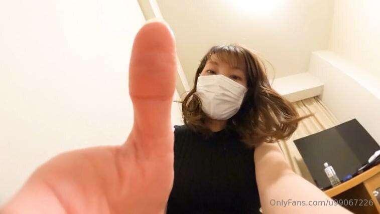【360°VR】A female announcer challenges a giantess to an arm-w..