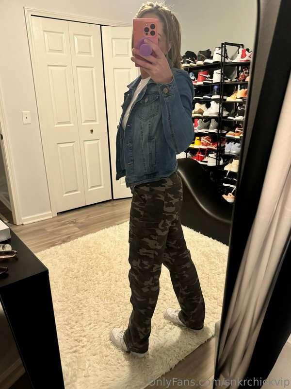 Good Morning yall! Shocking I know but I do wear clothes hah..