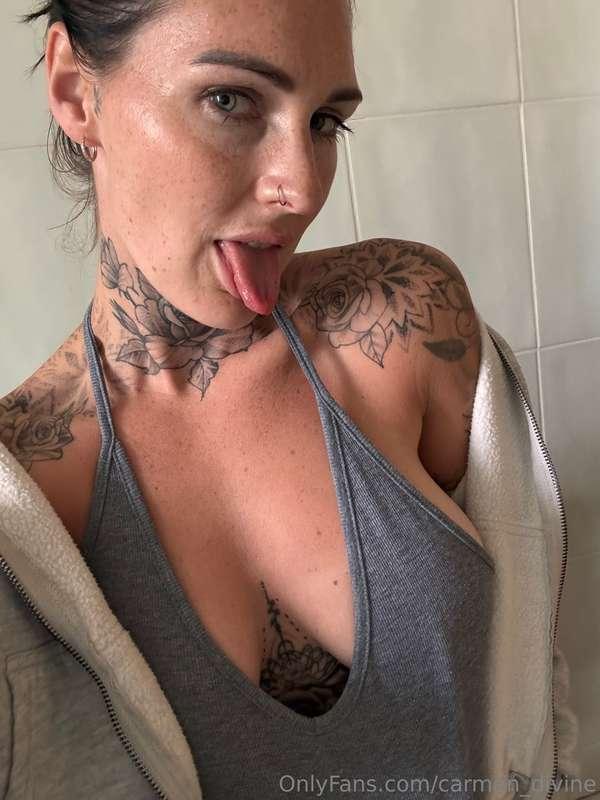 Tongues out means I’m hungry 
