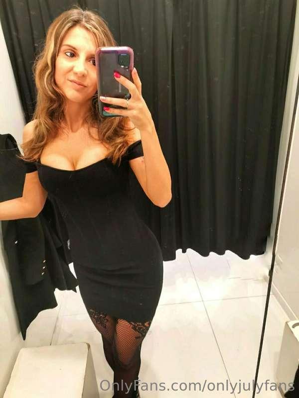 Eccomi in un camerino con un bel vestitino super aderente e ..