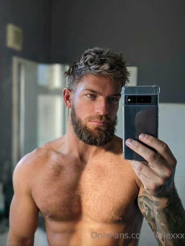 Who thinks I'm pretty in the morning?