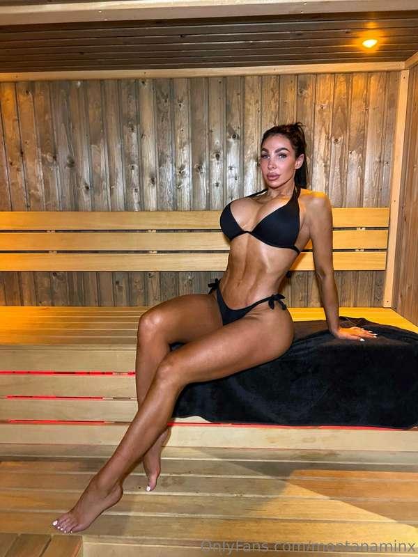 Come get steamy in the sauna with me 😈💦