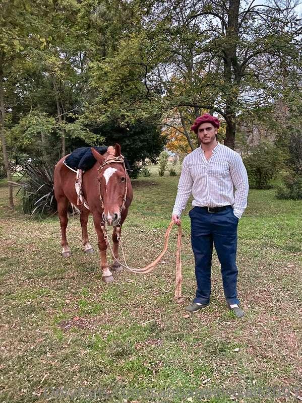 Después de un largo día de trabajo en el campo, calentándome..