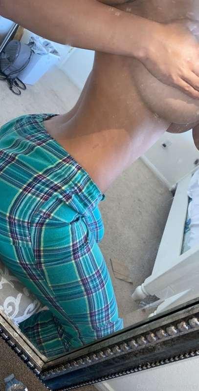I wanna sit on daddy’s dick tn who wants the tape🍌