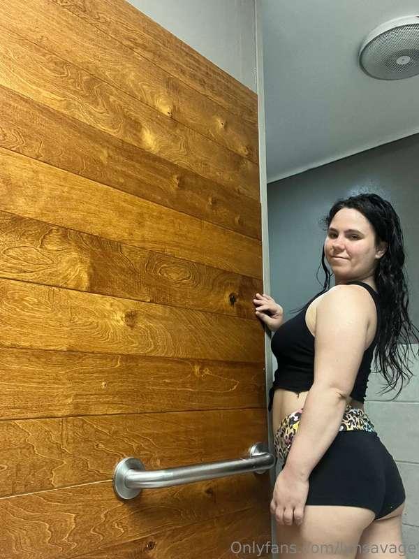 Wanna see boobs out photo then dm me to unlock for price I t..