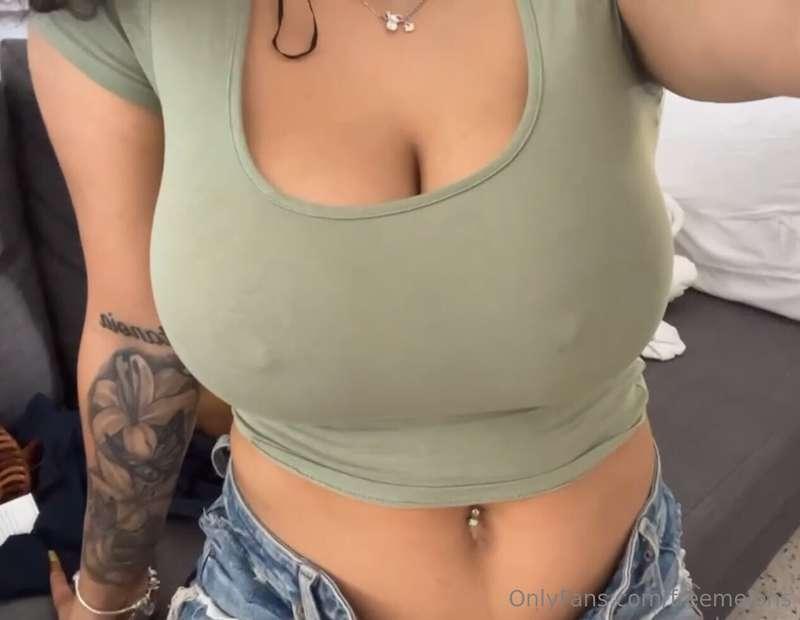 i bet your too distracted to notice my necklace or tattoo 😏