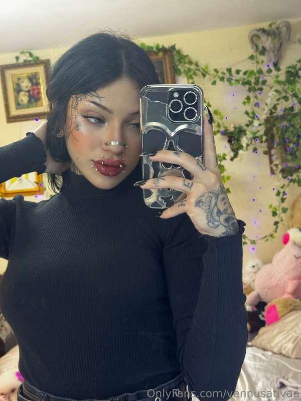 You don’t need to see anything to crave everything 🖤