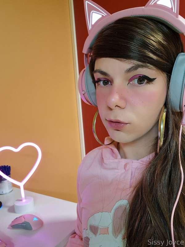 I Loooooove playing games 🤭 I am a total sissy nerd haha. On..