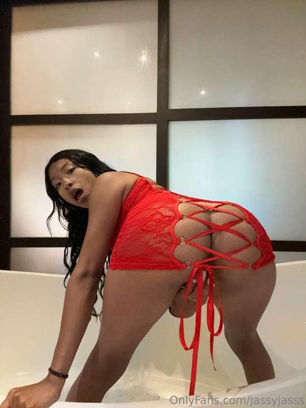 Do me a favor and untie it for me😩💦