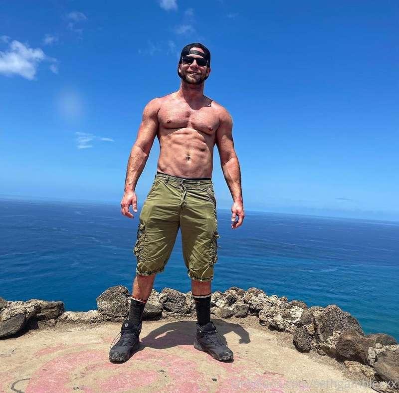 Daddy’s been working out 🏋️‍♀️