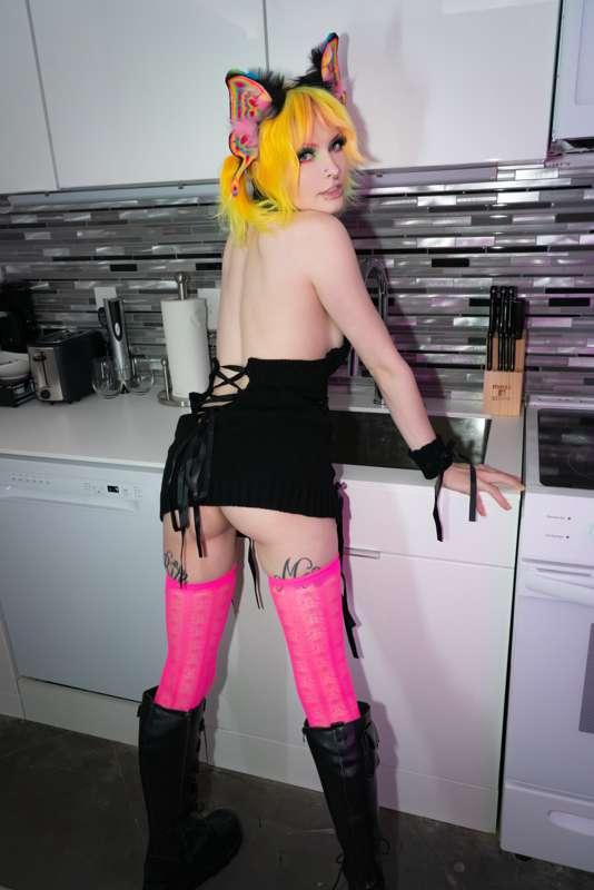Drop a like if you think I have a cute booty ^~^ 💛
