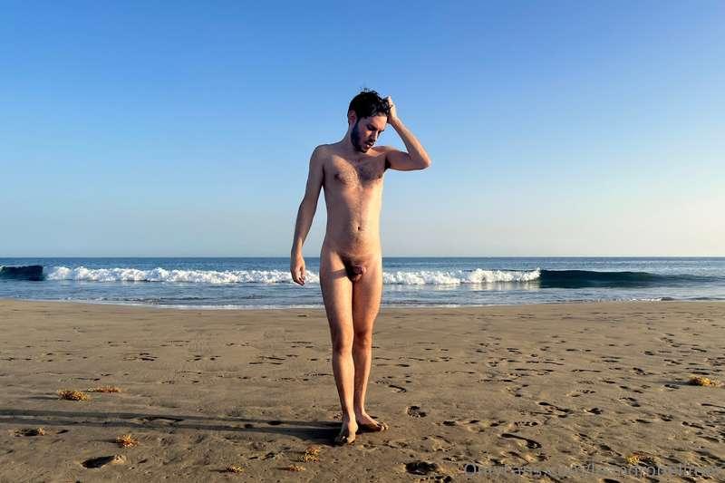 Being on a nude beach can be so hard sometimes 😋