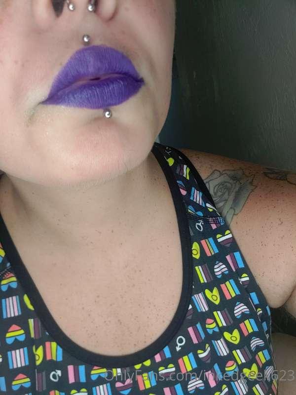 Which would you rather have printed on your neck~? 💜💙