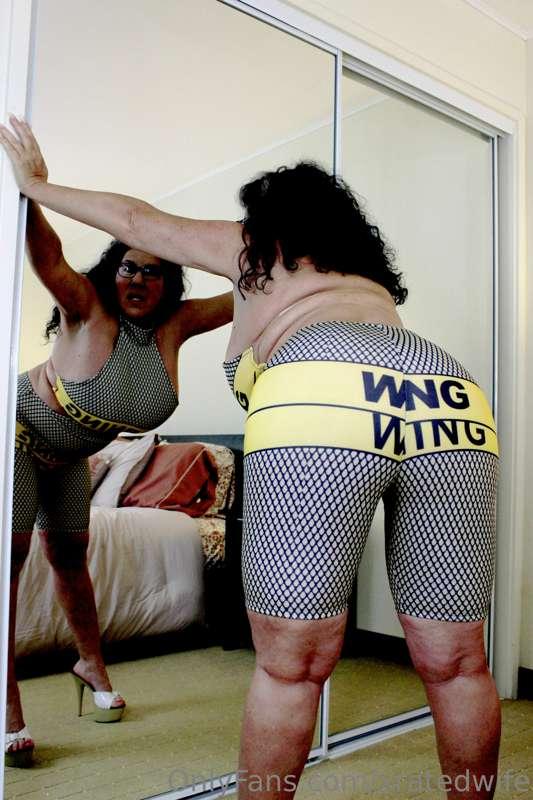 SHOWING OFF my DANGEROUS curves to make you ready to Stroke...