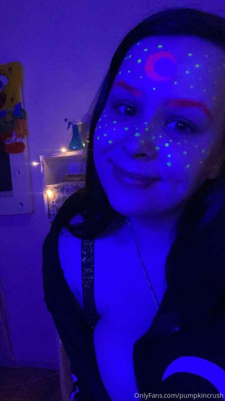 Miss neon party has joined the chat 💃🏻