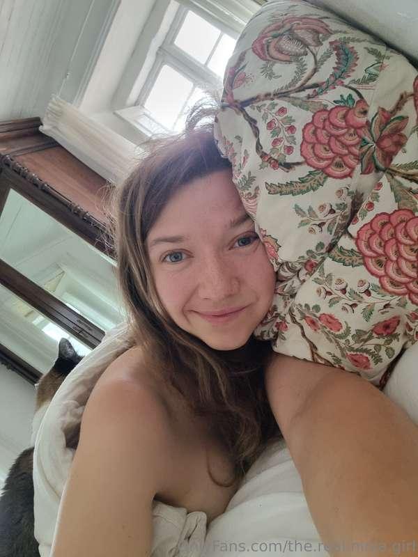 Ehm. And this is me now after waking up 😹And now spot the ca..