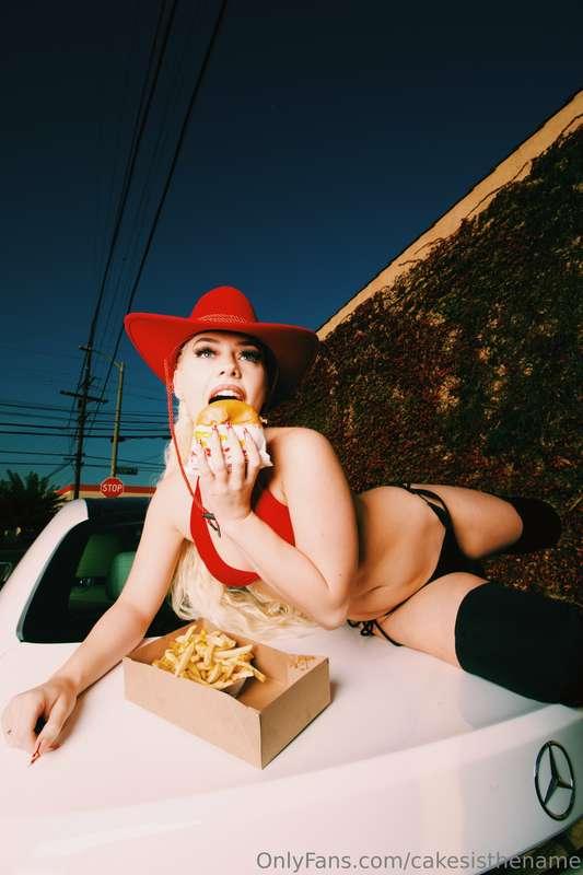 I am really craving a subway footlong🌭 but can't find any. G..