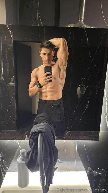  In the gym, I decided to take a picture in the mirror, many..