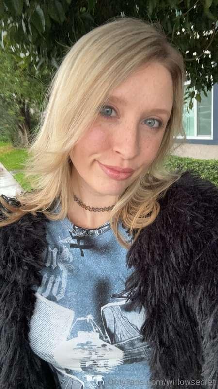 When your t-shirt matches perfectly with your eye color 😅