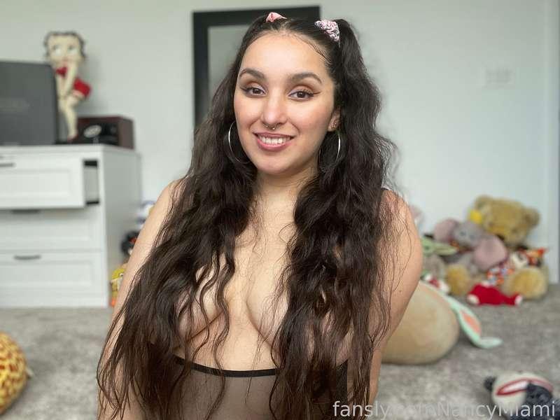 It’s Feet Friday! Let me know what you think of this picture set and if you like it make sure to hit that little ♥️ button 😉 #fyp #nsfw #noppv #free #kink #fetish #nipple #tits #titties #boobs #bigboobs #brunette #latina #bigtits #girlnextdoor #thicc #thick #thighs #curvy #cute #smile #nancymiami #foryou #goddess #schoolgirl #toes #feet